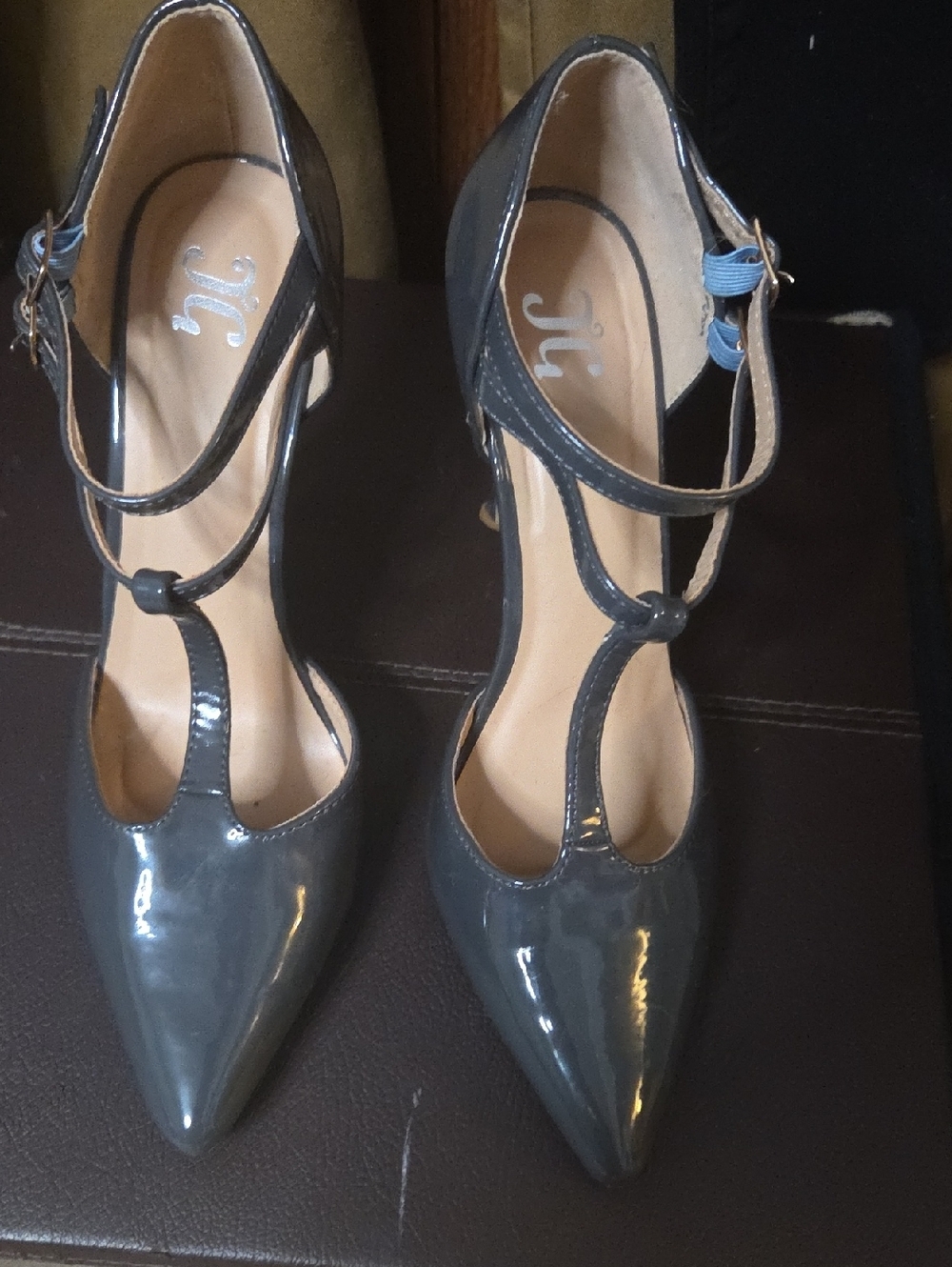 Juicy Couture Grey Patent Leather T-Strap Pointed Toe Heels Size 9
